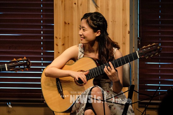 즐겁게 기타 연주하는 '필로스' 장하은