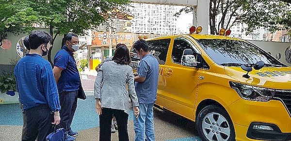 한국교통안전공단 서울본부가 관계부처와 합동으로 통학버스 안전점검을 수행하고 있다. 