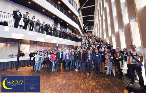 셀레늄 연구 200주년 국제회의 당시 전세계에서 참여한 셀레늄 연구자들. 맨 앞줄 중앙에 김승조 박사가 있다.