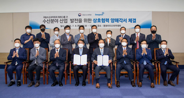 이명우 동원산업 대표이사(가운데 오른쪽)와 최완현 국립수산과학원 원장(가운데 왼쪽)이 9일 수산분야 과학기술과 관련 산업기술에 대한 MOU를 체결했다.