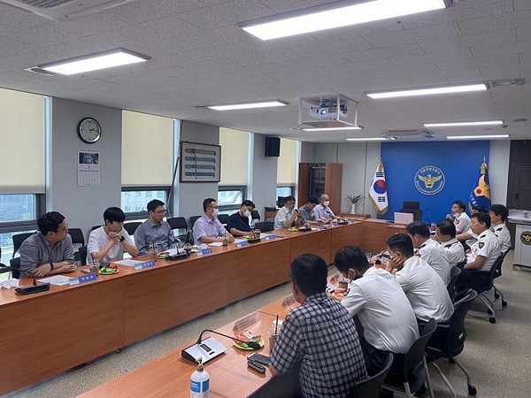 한국교통안전공단 서울본부는 강남경찰서 회의실에서 5개 경찰서 및 배달업체3사와 함께 이륜차 교통사고 줄이기를 다짐했다.