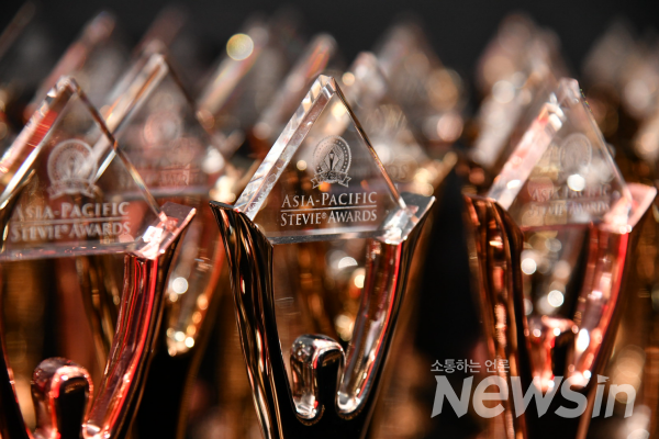 아시아-태평양 어워즈 수상자 트로피