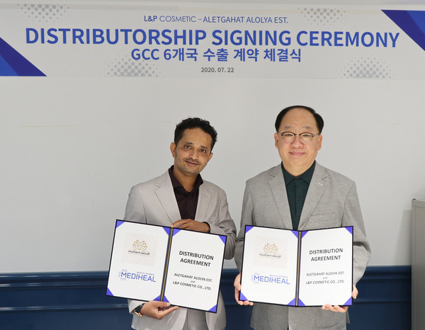 권오섭 엘앤피코스메틱 대표(오른쪽)와 모아드 Aletgahat Alolya 관계자(왼쪽)이 22일 서울 등촌동 엘앤피코스메틱 본사에서 글로벌 마스크팩 브랜드 메디힐의 GCC 6개국에 대한 540억 원 규모 수출 계약을 체결한 후 기념 촬영을 하고 있다.