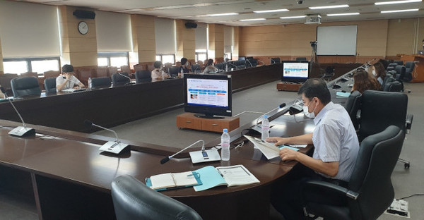 중소벤처기업부가 중앙부처 시스템에 최적화한 기업제로페이 시범 도입에 앞서 사용자 교육을 실시하고 있다