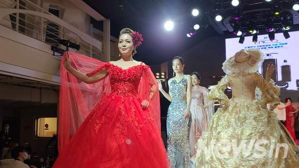 글로벌비즈니스 CEO퀸 앤 킹 선발대회 참가자들이 워킹을 하고 있다