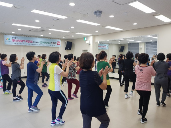 가천대 운동재활융합연구소 연구팀은 순천신대건강생활지원센터에서 밸런스워킹PT(사방돌기 워킹 프로그램)를 진행했다