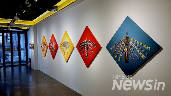 안경집과 열쇠패 종합공예 개인전을 열고 있는 임지연 작가(사진=졍겨호 기자)