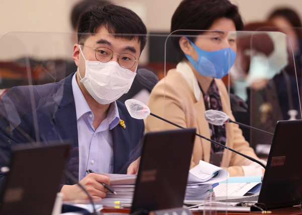 더불어민주당 김남국 의원이 8일 국회에서 열린 법제사법위원회의 헌법재판소 등에 대한 국정감사에서 박종문 헌법재판소 사무처장에게 질의하고 있다. 2020.10.08 / 사진 출처=[뉴시스]