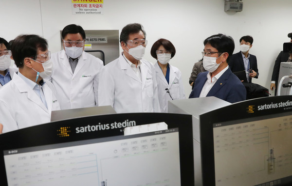 이낙연 더불어민주당 대표가 18일 오후 인천 연수구 셀트리온2공장을 방문, 코로나19 치료제 개발 현황을 점검하고 있다. (공동취재사진) 2020.10.18 / 사진 출처=[뉴시스]