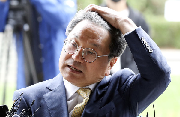 강기정 전 정무수석이 12일 서울 양천구 서울남부지검에서 김봉현 및 조선일보 손해배상 소장 접수에 앞서 취재진의 질문에 답하며 머리카락을 쓸어 넘기고 있다. 2020.10.12 / 사진 출처-=[뉴시스]