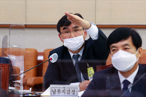 박순철 서울남부지검장이 19일 오전 서울 여의도 국회 법제사법위원회에서 열린 서울고검·수원고검 산하 검찰청들에 대한 국정감사에서 의원들의 질문에 답변하고 있다. (공동취재사진) 2020.10.19 / 사진=뉴시스