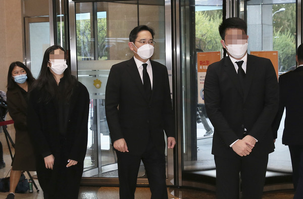 이건희 삼성그룹 회장이 별세한 지난 25일 이재용 삼성전자 부회장이 이 회장의 빈소가 마련된 서울 강남구 삼성서울병원 장례식장으로 자녀들과 함께 들어서고 있다 / 사진=[뉴시스]