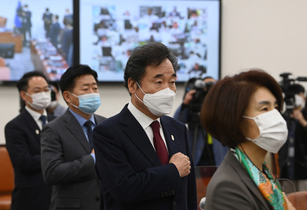 이낙연 더불어민주당 대표가 27일 오전 국회에서 화상 연결로 소속 의원들과 진행한 온택트 의원총회에서 국민의례를 하고 있다.2020.10.27 / 사진=[뉴시스]