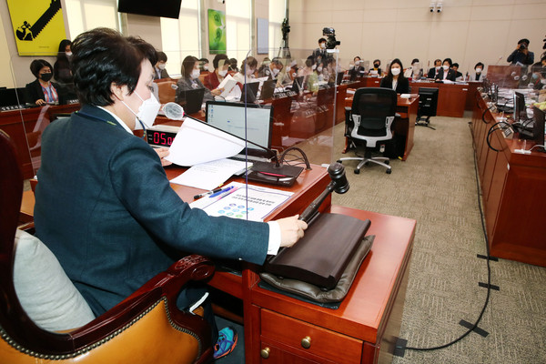 정춘숙 국회 여가위원장이 27일 오전 서울 여의도 국회에서 열린 여성가족위원회의 여성가족부 등에 대한 국정감사에서 의사봉을 두드리고 있다. 2020.10.27/ 사진=[뉴시스]