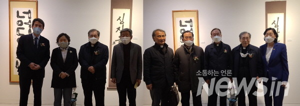 함세웅 신부 '암흑 속의 횃불' 전 축하자리에 참석한(좌)이인영 통일부장관,(중)함세웅 신부,(우)이정옥 여성가족부장관(사진=정경호 기자)