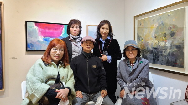 동료작가들이 개인전을 축하 방문(사진=정경호 기자)