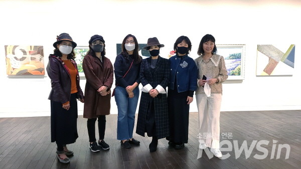 ‘큰 바람 속을 지나 밝은 해를 보다’ 주제로 제12회 서울여류화가협회전이 열리고 있다(사진=정경호 기자)