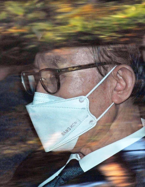 횡령과 뇌물 등의 혐의로 징역 17년형 확정으로 재수감되는 이명박 전 대통령이 2일 서울 서초구 서울중앙지검에서 동부구치소로 이동하고 있다 / 사진=[뉴시스]