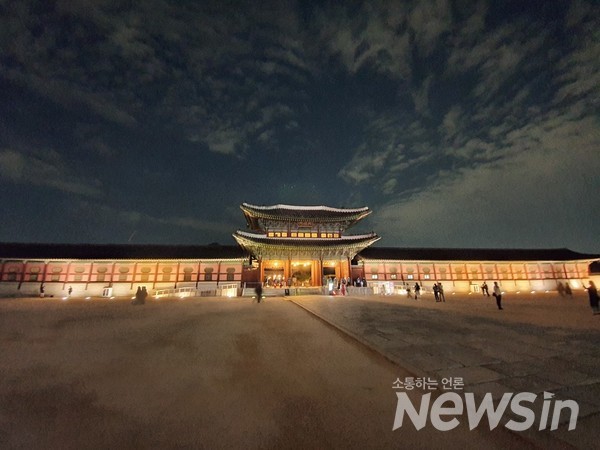 야간 경복궁 모습