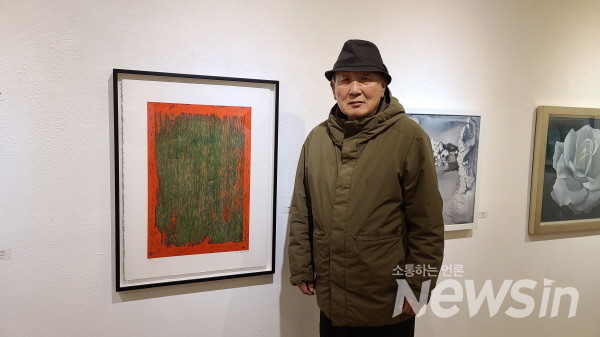 한국미술아트피아회 정기전에 참여하고 이홍순 사진작가(사진=정경호 기자)