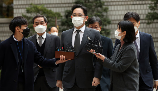 이재용 삼성전자 부회장이 9일 서울 서초구 서울고등법원에서 열린 국정농단 사건 파기환송심 5차 공판에 출석하고 있다. 2020.11.09 / 사진=[뉴시스]