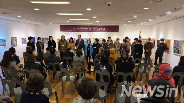 한국미술아트피아회 신입 회원들이 인사를 하고 있다(사진=정경호 기자)