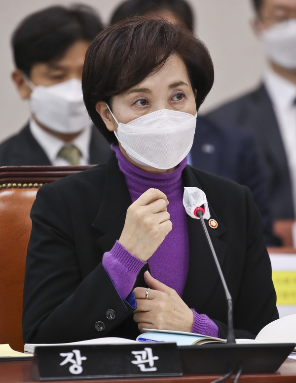 유은혜 교육부 장관이 10일 오전 서울 여의도 국회에서 열린 교육위원회 전체회의에 참석해 있다.  2020.11.10 / 사진=[뉴시스]