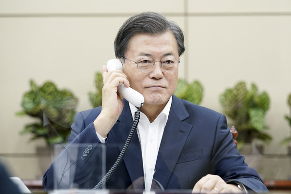 문재인 대통령이 10일 청와대 여민관 소회의실에서 보리스 존슨 영국 총리와 전화 통화하고 있다 / 사진=청와대 제공]
