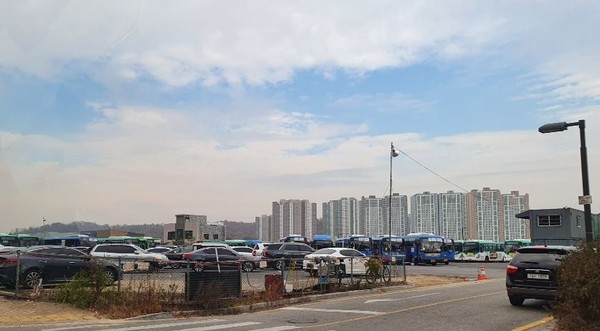 서울여객 차량들이 세워진 은평구 진관동 서울시 서울 부지.