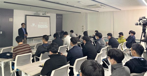 메가존클라우드 Hybrid & AI 플랫폼 센터 한지운 상무가 테크 밋업 세미나 발표를 하고 있다