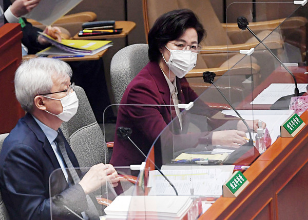 추미애 법무부 장관이 12일 서울 여의도 국회에서 열린 예산결산위원회 전체회의에서 질의에 답변하고 있다 2020.11.12 / 사진=[뉴시스]