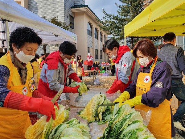 김장봉사활동에 참여한 혈액관리본부 직원 및 원주 적십자봉사원