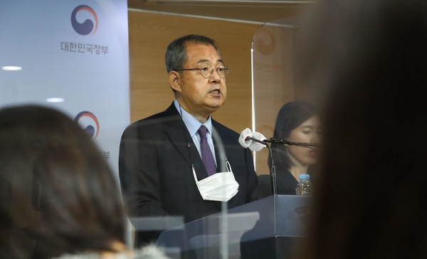 김수삼 김해신공항 검증위원장이 17일 정부서울청사에서 김해신공항 검증위원회의 검증 결과를 발표하고 있다. 2020.11.17 / 사진=[뉴시스]