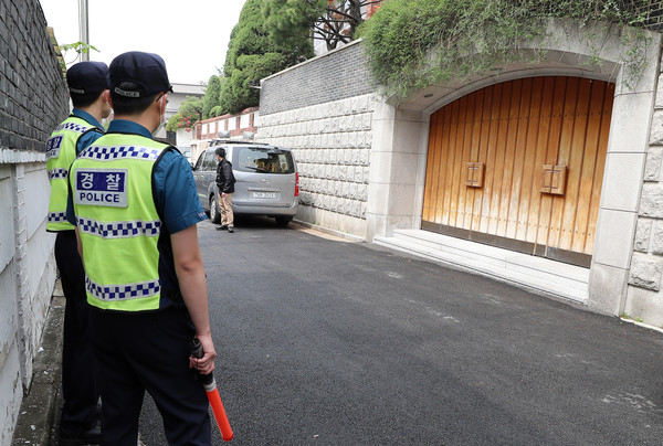 5.18 40주년인 18일 오전 서울 서대문구 연희동 전두환씨 자택 인근에 경찰들이 대기하고 있다. 2020.05.18 / 사진=[뉴시스]