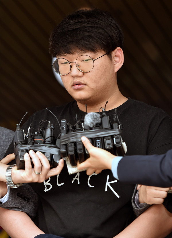 n번방 최초 개설자인 일명 '갓갓' 문형욱(24)이 18일 오후 경북 안동경찰서에 마련된 포토라인에서 "피해자들에게 죄송합니다"고 말한 뒤 검찰에 송치되고 있다. 2020.05.18 / 사진=[뉴시스]