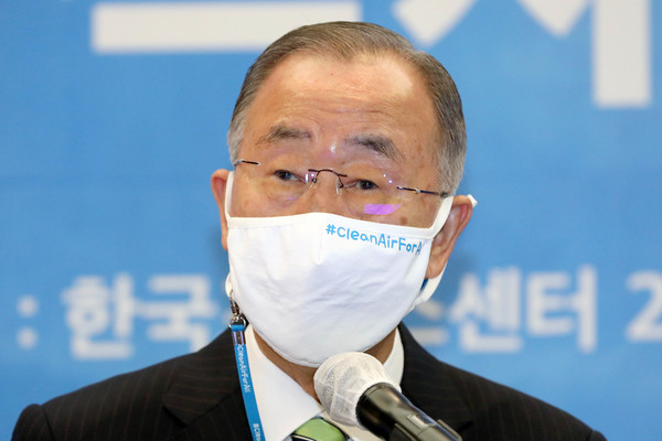 반기문 국가기후환경회의 위원장이 23일 오전 서울 중구 한국프레스센터에서 열린 국민이 함께 만든 미세먼지·기후위기 극복 방안 중장기 국민정책제안 기자회견에 참석해 발언하고 있다. 2020.11.23 / 사진=[뉴시스]