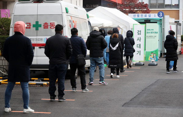 신종 코로나바이러스 감염증(코로나19) 신규 확진자가 349명으로 집계된 24일 오전 서울 중구 국립중앙의료원에 마련된 선별진료소를 찾은 시민들이 코로나19 검사를 받기 위해 대기하고 있다. 2020.11.24 / 사진=[뉴시스]