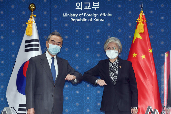 26일 서울 종로구 세종로 외교부를 방문한 왕이 중국 외교부장이 강경화 외교부 장관과 회담 전 악수를 나누고 있다. 2020.11.26 / 사진=[공동취재단]