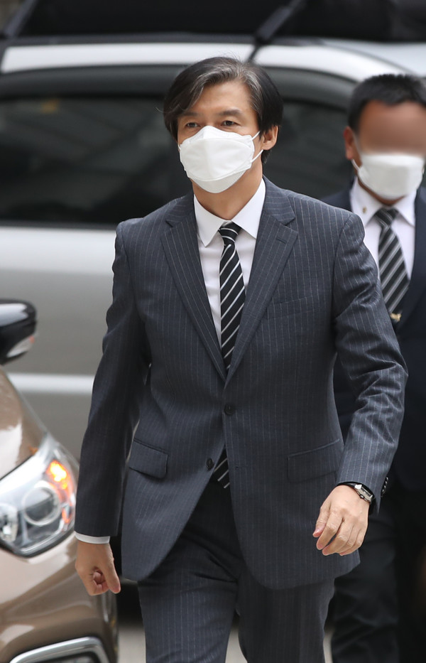 자녀 입시 및 사모펀드 비리와 유재수 전 부산시 경제부시장 감찰무마를 지시한 혐의로 기소된 조국 전 법무부장관이 20일 오후 공판에 출석하기 위해 서울 서초구 서울중앙지방법원으로 들어서고 있다. 2020.11.20 / 사진=[뉴시스]