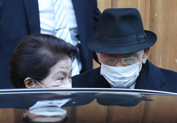 회고록을 통해 '5·18 당시 광주 상공에서 헬기 사격을 목격했다'는 고 조비오 신부의 명예를 훼손한 혐의로 기소된 전직 대통령 전두환 씨가 광주지방법원에서 열리는 1심 선고 공판에 출석하기 위해 30일 오전 서울 연희동 자택을 나서고 있다. 왼쪽은 부인 이순자 씨. 2020.11.30 / 사진=[뉴시스]