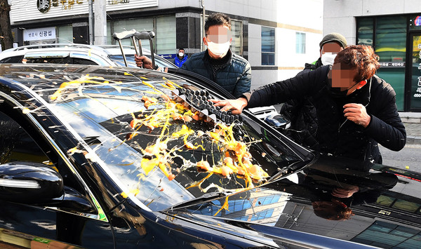 전두환 씨가 사자명예훼손 혐의로 1심 결심공판을 받은 30일 광주지방법원 앞에서 5.18부상자회 소속 회원들이 전 전 대통령 일행 차량에 계란을 던지고 있다. 2020.11.30 / 사진=[공동취재사진]