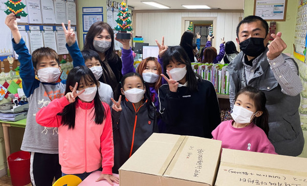 국립중앙청소년수련원은 전 직원이 참여하여 직접 만든 도시락을 인근 지역아동센터 8개 기관에 전달했다