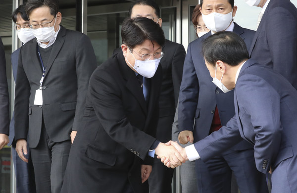 윤석열 검찰총장의 직무집행정지 처분에 대한 집행정지 신청 인용 이튿날인 2일 경기 과천 법무부청사에서 사의를 표명한 고기영 법무부 차관이 법무부 직원들과 인사를 나누고 있다. 2020.12.02 / 사진=[뉴시스]