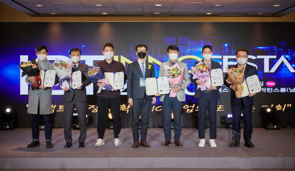 정보통신중소기업 발전 유공자 포상 수상자들이 기념 촬영을 하고 있다