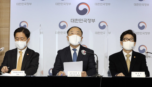 홍남기 경제부총리가 7일 오전 서울 세종로 정부서울청사 브리핑실에서 2050 탄소중립 추진전략 브리핑을 하고 있다. 왼쪽부터 성윤모 산업통상자원부 장관, 홍 경제부총리 겸 기획재정부 장관, 조명래 환경부 장관. 2020.12.07 / 사진=[뉴시스]