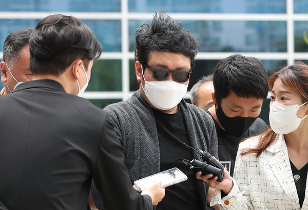 서울 우이동 한 아파트 경비원 폭행 혐의를 받는 입주민 심 모씨가 22일 오전 구속 전 피의자심문(영장실질심사)를 받은 뒤 서울 도봉동 서울북부지방법원을 나서 경찰 호송차량으로 향하고 있다. 2020.05.22 / 사진=[뉴시스]