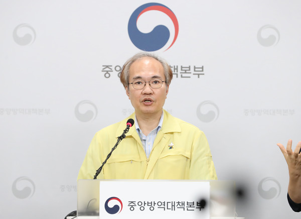 권준욱 중앙방역대책본부 부본부장이 18일 오후 충북 청주 질병관리본부에서 신종 코로나바이러스 감염증(코로나19) 국내 발생 현황에 대해 브리핑하고 있다. 2020.08.18 / 사진=[뉴시스]