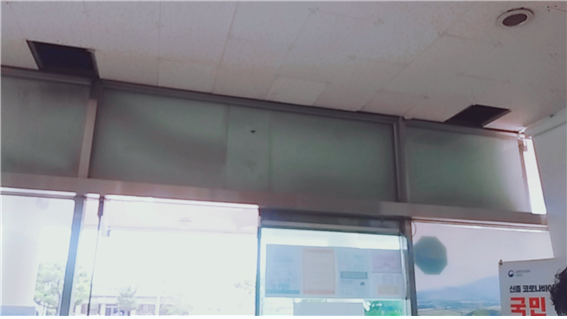 사진설명: 2020.7.10. 현장조사시 제주도 읍사무소 입구 천장텍스 파손 / 석면안전관리법 23조 2항 위반으로 손상된 구멍을 통한 석면의 비산으로 악성중피종 등 폐암발병 가능