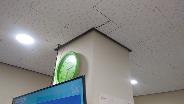 제주시 보건소 복도 텍스 깨짐 및 천공(석면안전관리법 23조 2항 위반으로 석면의 비산으로 인한 건강피해 우려)