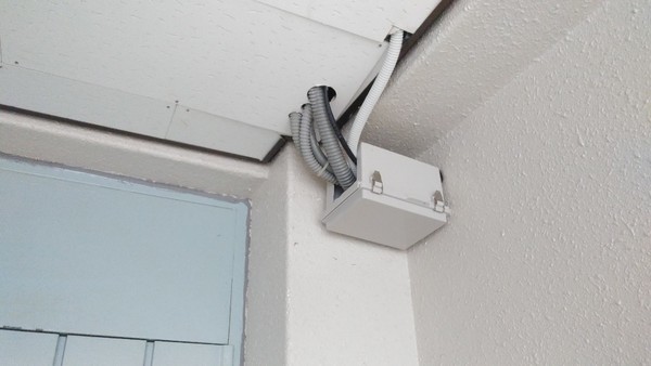 한림체육관 복도 텍스 천공(석면안전관리법 23조 2항 위반으로 석면의 비산으로 인한 건강피해 우려)